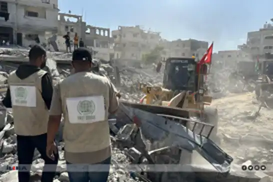 قافلة الأمل تواصل جهودها في إزالة الأنقاض في غزة