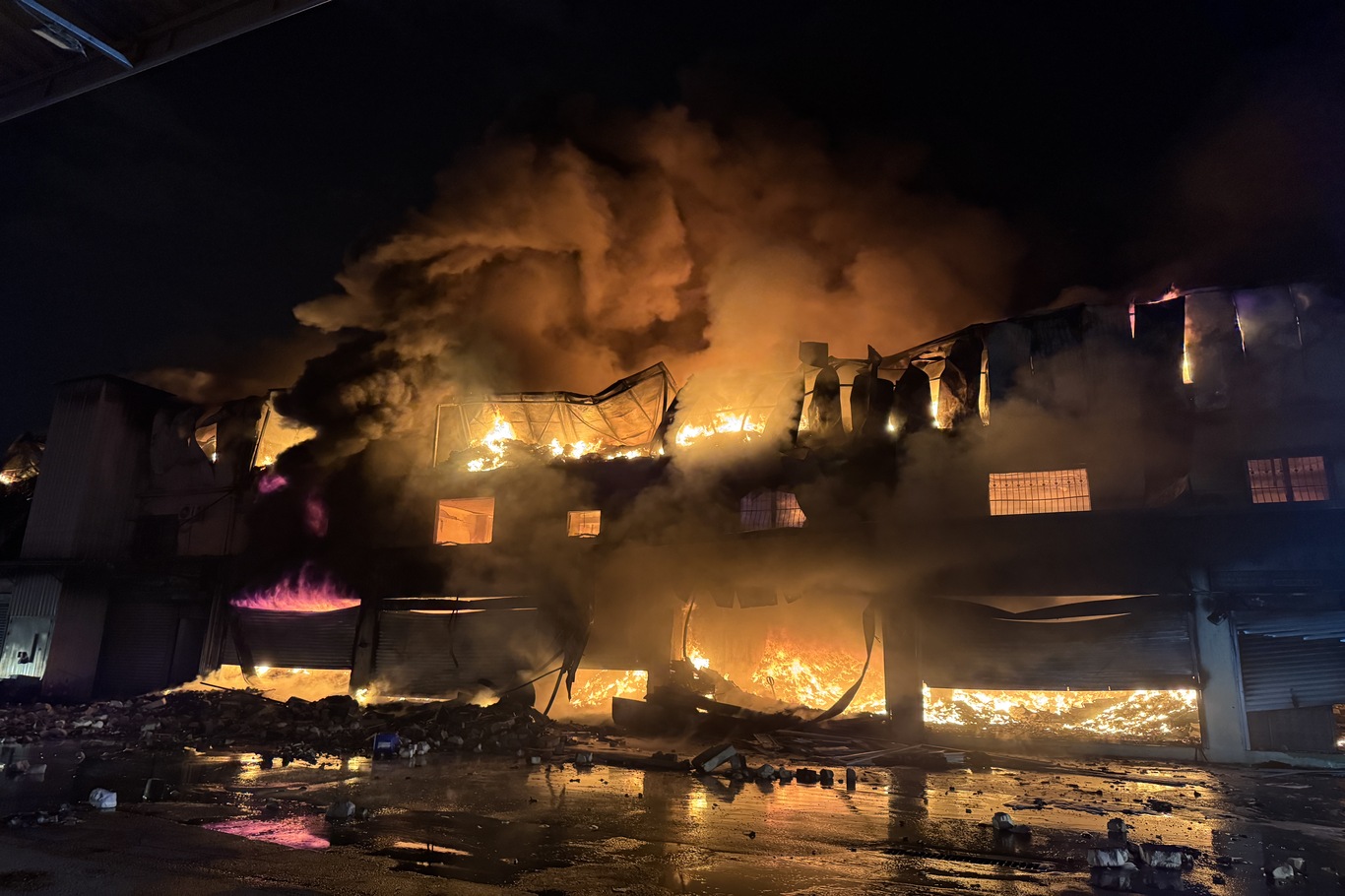 Seyhan'da Hırdavat Dükkanında Çıkan Yangın Korkuttu: Ekipler Alevleri Kontrol Altına Aldı