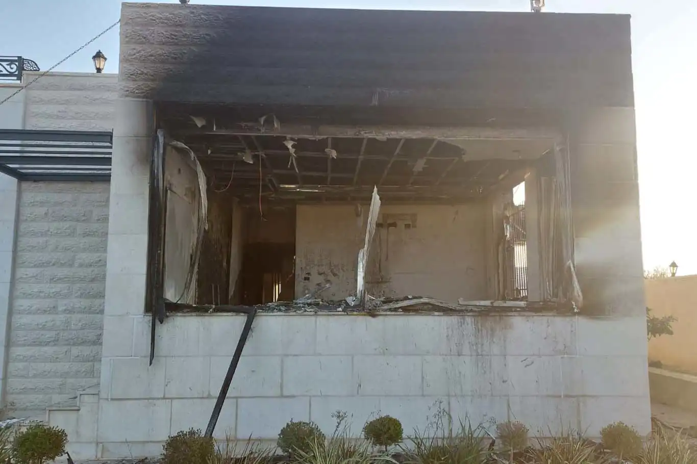 İşgalciler Batı Şeria'da evleri bastı, Yahudi çeteler bir evi ateşe verdi