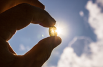 العلم يحذر.. نقص فيتامين D يزيد خطر الإصابة بالاكتئاب