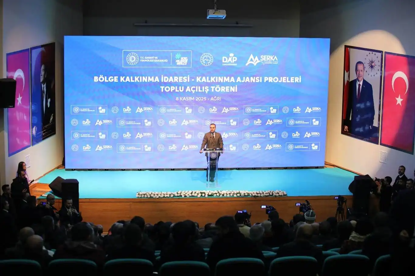 Bakan Kacır: Yatırım teşvikleriyle, sanayi alanlarıyla, KOBİ'lerimize sağladığımız imkânlarla Ağrı için, çalışıyoruz