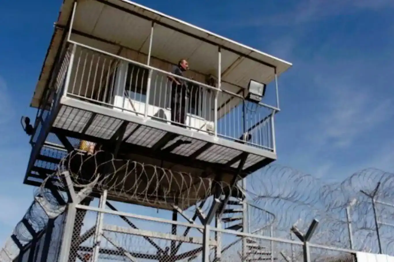 الغارديان تكشف عن سجنٍ سريٍ صهيوني تحت الأرض يمارس فيه التعذيب بحق الأسرى الفلسطينيين