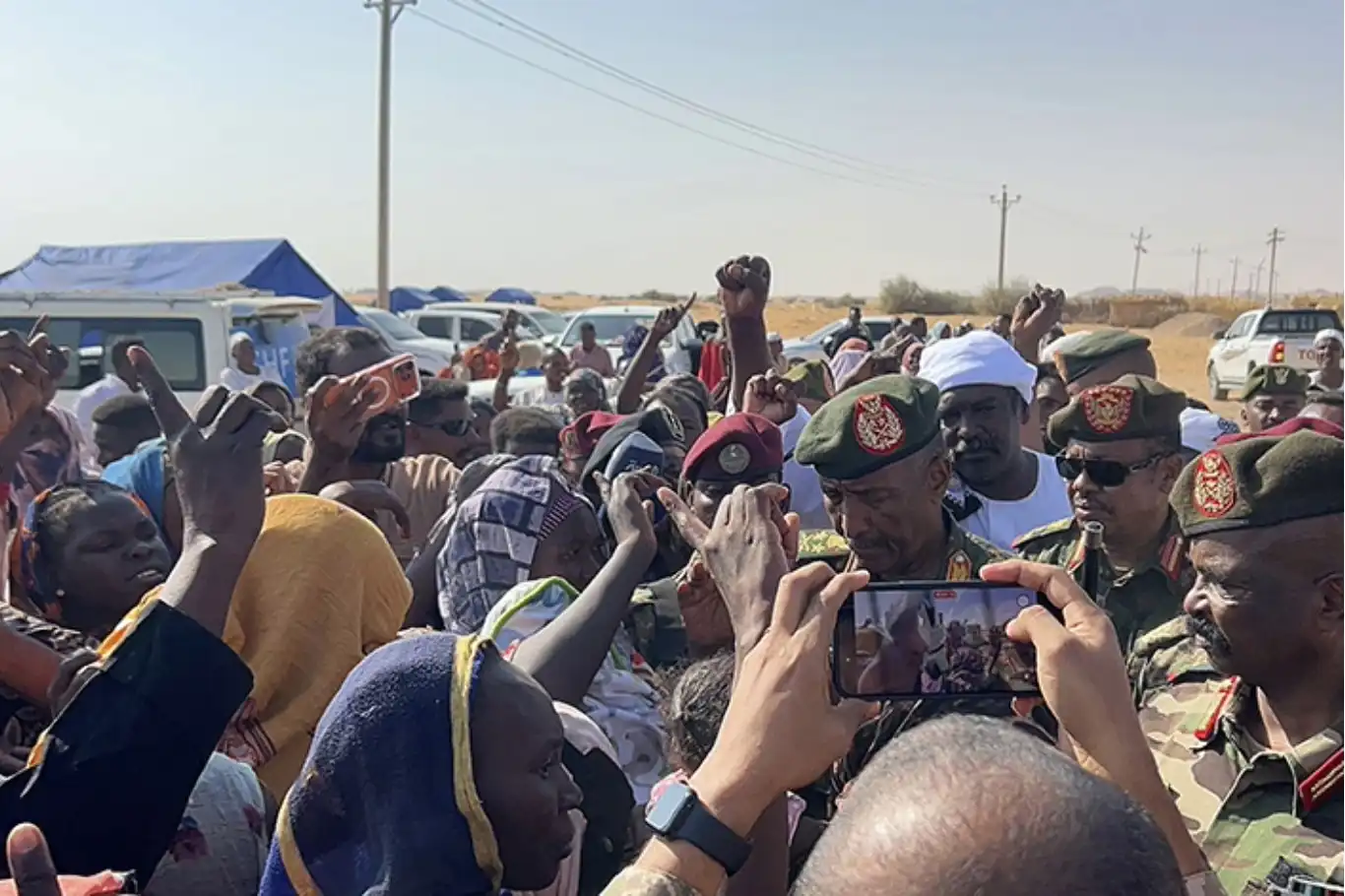 رئيس مجلس السيادة السوداني يزور المتضررين من مجازر قوات الدعم السريع