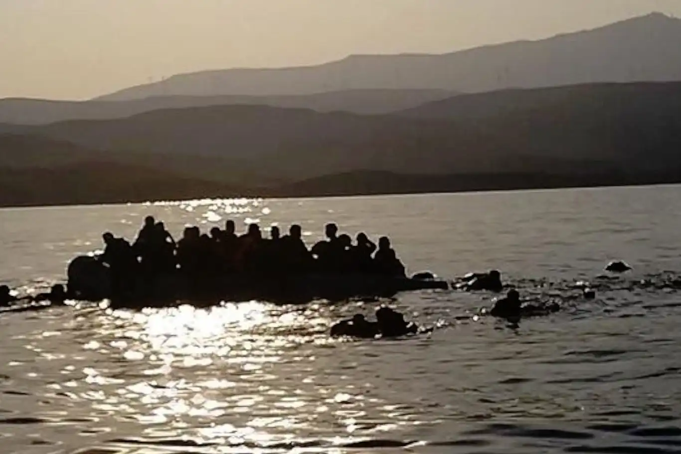 Malezya açıklarında göçmen faciası: Yüzlerce kişi kayıp