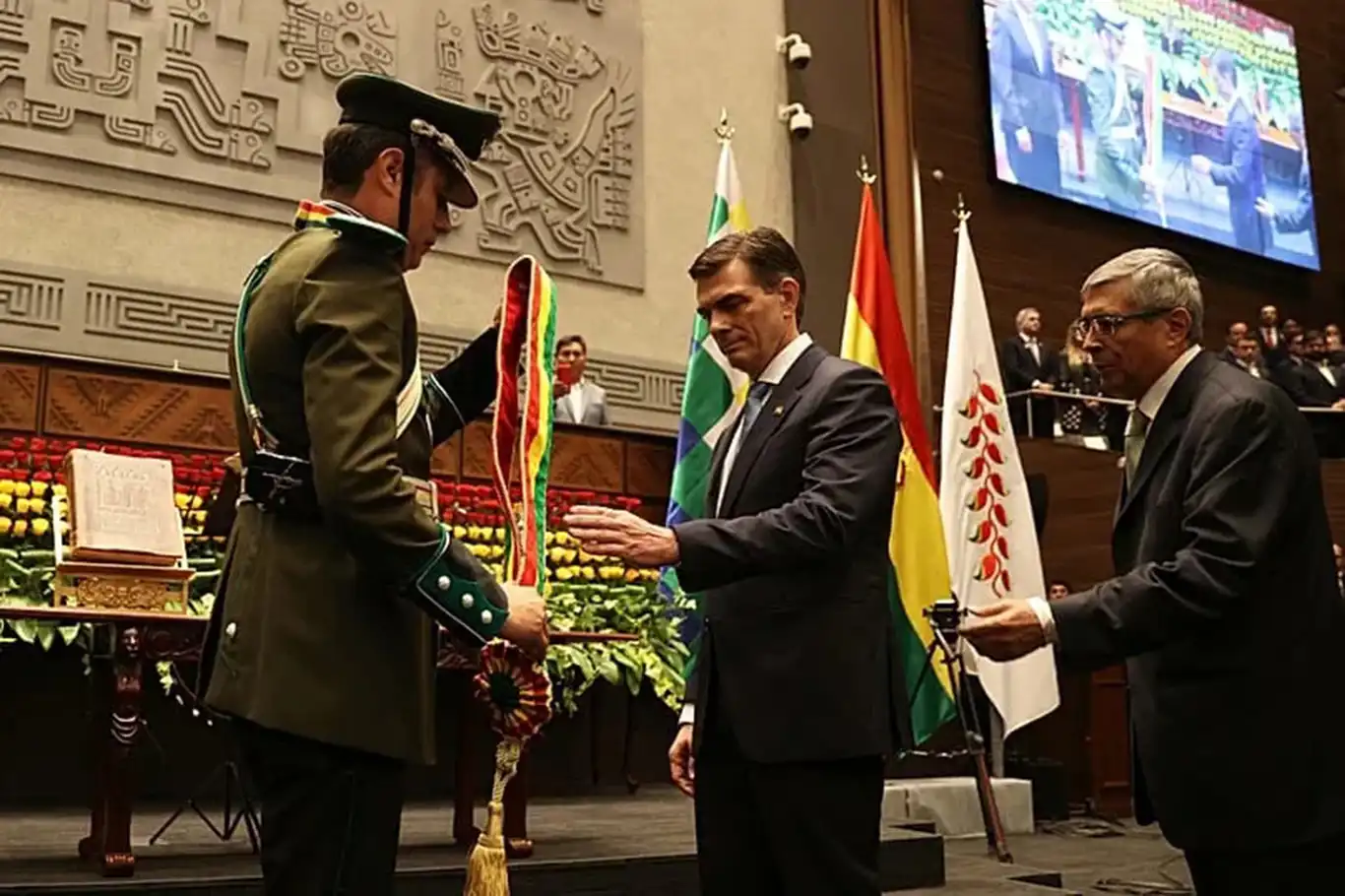 Bolivya'da devlet başkanı seçilen Paz yemin ederek göreve başladı