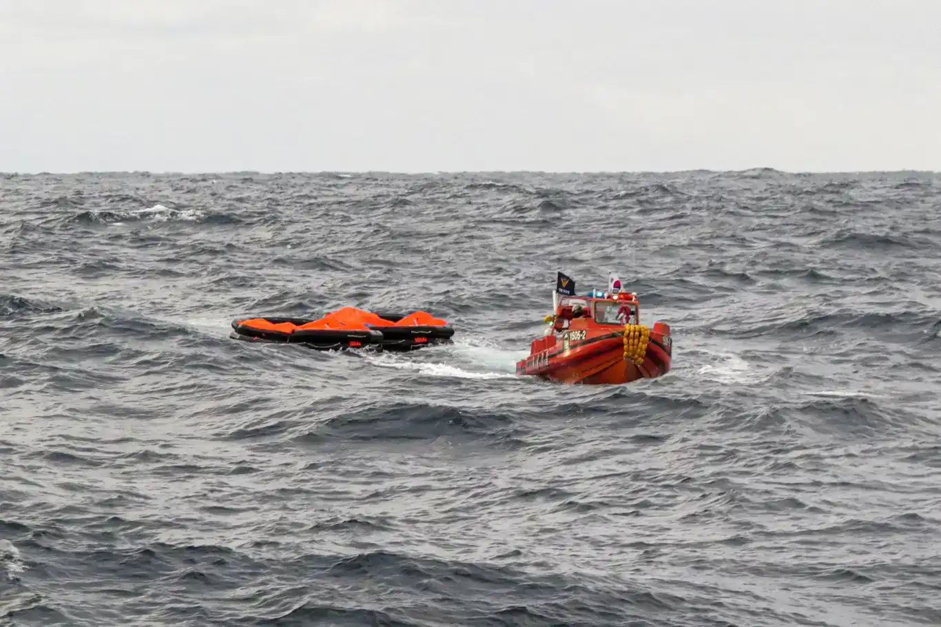 غرق شدن قایق ماهیگیری در سواحل کره جنوبی: ۲ نفر کشته و ۳ نفر مفقود شدند 