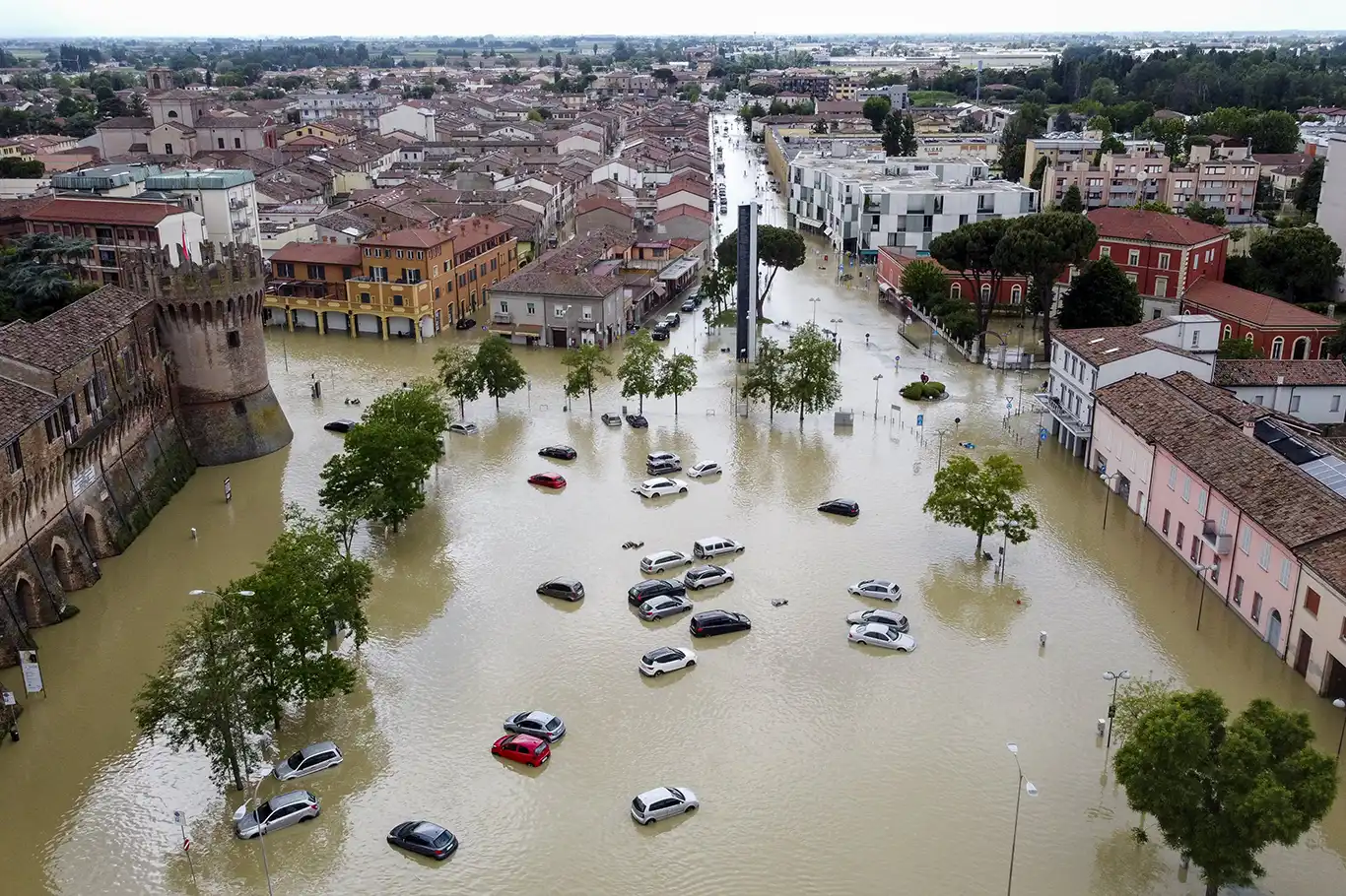 İtalya'da şiddetli yağışlar sele yol açtı