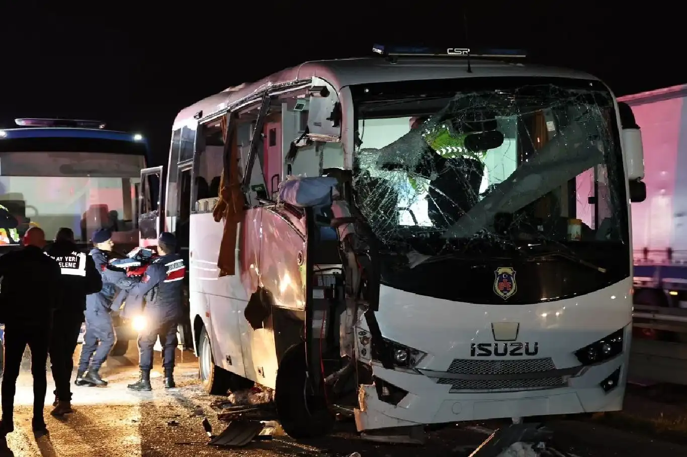 Amasya'da cezaevi aracının da karıştığı zincirleme kazada 23 kişi yaralandı