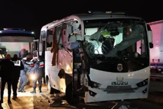 Amasya'da cezaevi aracının da karıştığı zincirleme kazada 23 kişi yaralandı