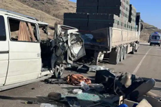 Minibüs tıra çarptı: 3 ölü