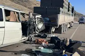 Minibüs tıra çarptı: 3 ölü