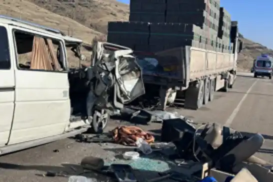 Mînîbûs li Tirê qelibî: 3 mirî