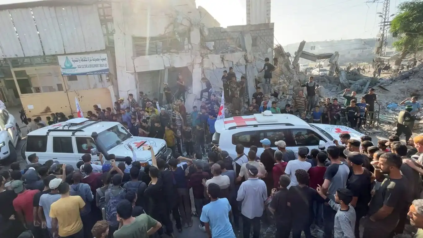 الاحتلال يفرج عن خمسة أسرى من غزة بحالة صحية صعبة