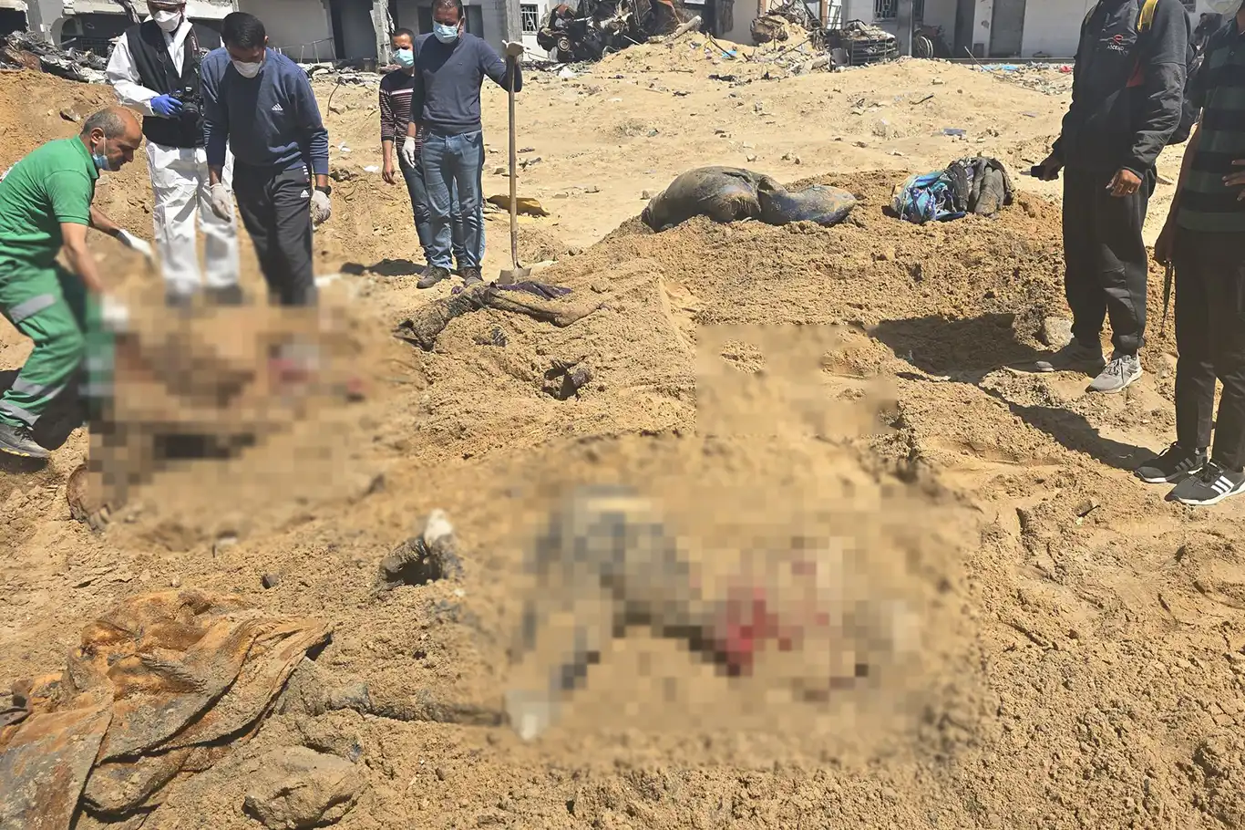 Şifa Tıp Merkezi'nde yeni toplu mezar: 30'dan fazla şehidin naaşı çıkarıldı