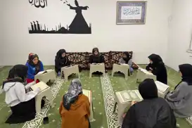 Öğrenciler Kur'an'ı Kerim öğreniyor