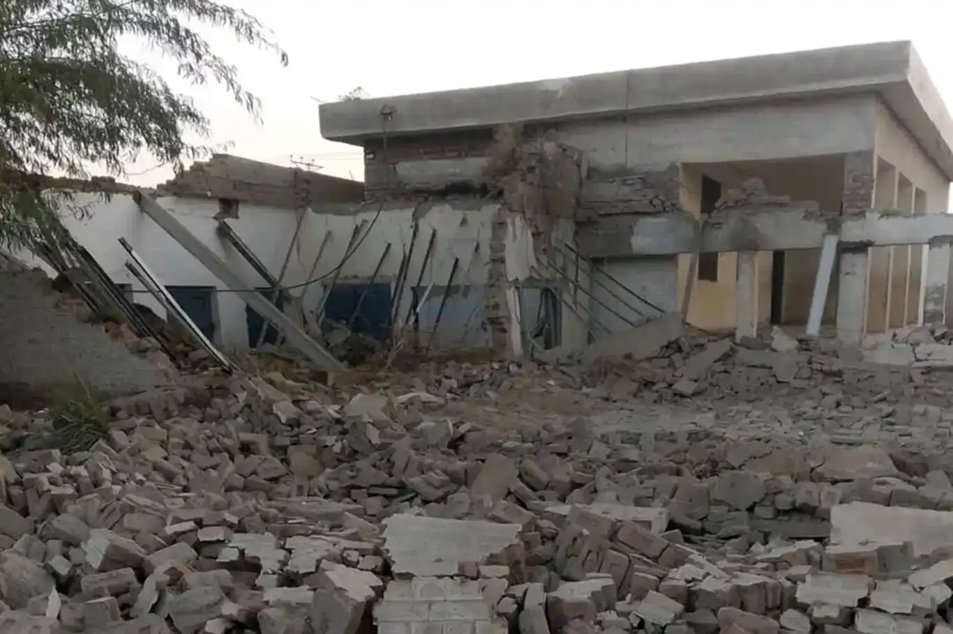 گولڵەیەک کە لەلایەن خوێندکارانی مەدرەسە لە پاکستان دۆزرایەوە تەقیەوە: ٢ کوژراو و ١٦ بریندار