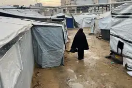 Gazze'de şiddetli fırtına: Üç katlı ev çöktü, çadır kampları sular altında kaldı