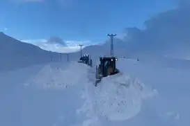 Şırnak’ta kar nedeniyle kapalı yolların açılması için çalışmalar sürüyor