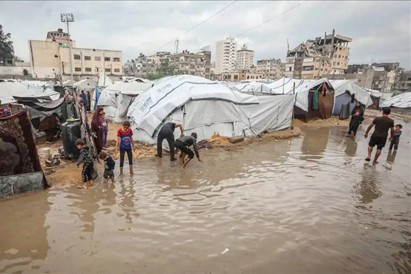 آنروا: چادرها در غزه زیر آب مانده، خطر بیماری‌ها افزایش می‌یابد