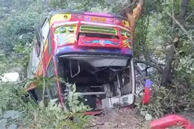 Hindistan'da otobüs uçuruma yuvarladı: 9 ölü 26 yaralı