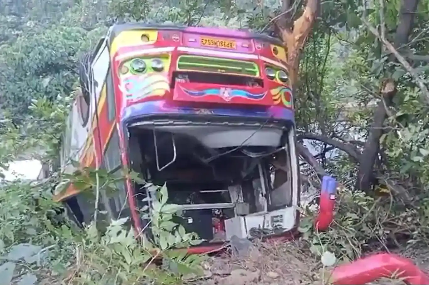 سقوط اتوبوس به دره در هند: ۹ کشته و ۲۶ زخمی