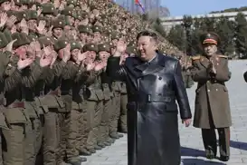 Kim Jong-un, Rusya'daki görevden dönen birliği kabul etti