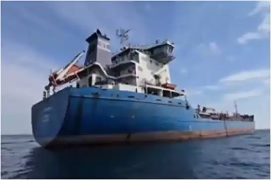 إيران توقف ناقلة نفط أجنبية في بحر عُمان تحمل 6 ملايين لتر من الوقود المهرّب