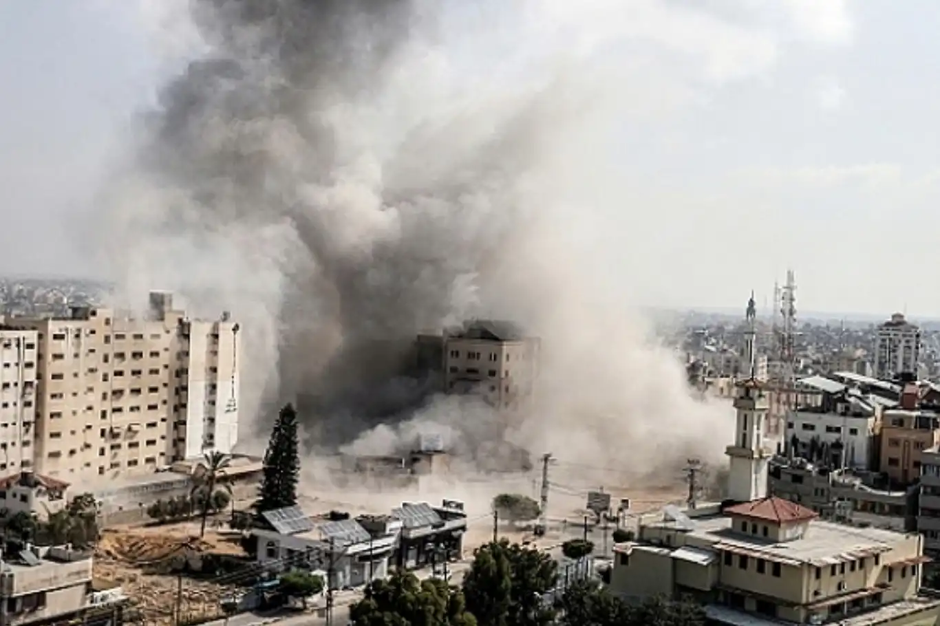 غزة..غارات جوية على رفح تزامنا مع عمليات نسف للمنازل شرق القطاع