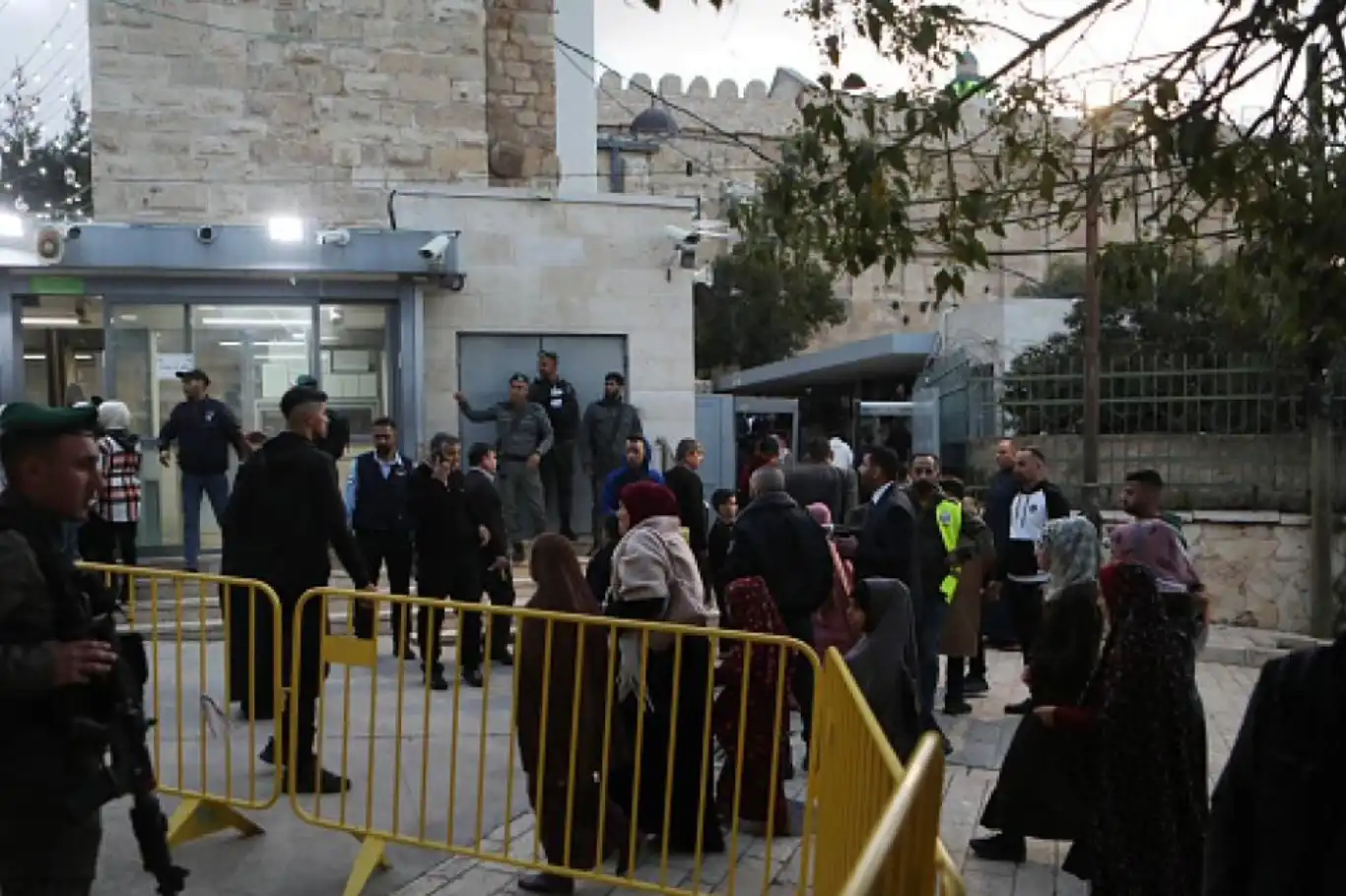 وزارة الأوقاف الفلسطينية تدين إغلاق الاحتلال الصهيوني لبوابات المسجد الإبراهيمي