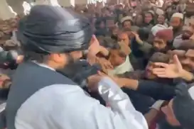 وزير الداخلية الأفغاني يتجوّل متخفّيًا بين المواطنين ويلاقي ترحيبًا واسعًا