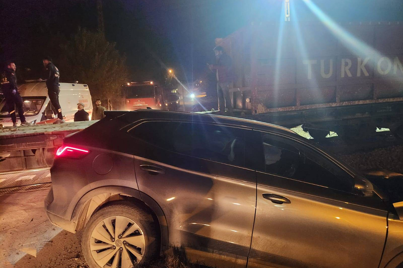 Malatya'da tren otomobile çarptı: 2'si çocuk 5 yaralı