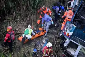 مصرع 16 شخصًا في حادث سقوط مركبة في منحدر بكولومبيا