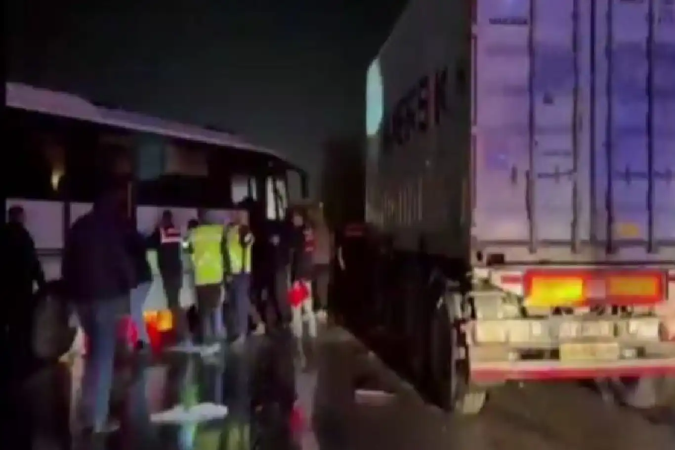 Sakarya’da 6 aracın karıştığı zincirleme kazada 12 kişi yaralandı