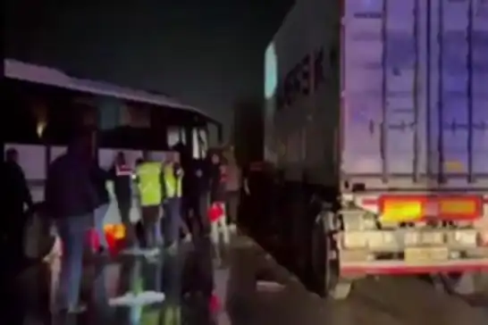 Sakarya’da 6 aracın karıştığı zincirleme kazada 12 kişi yaralandı