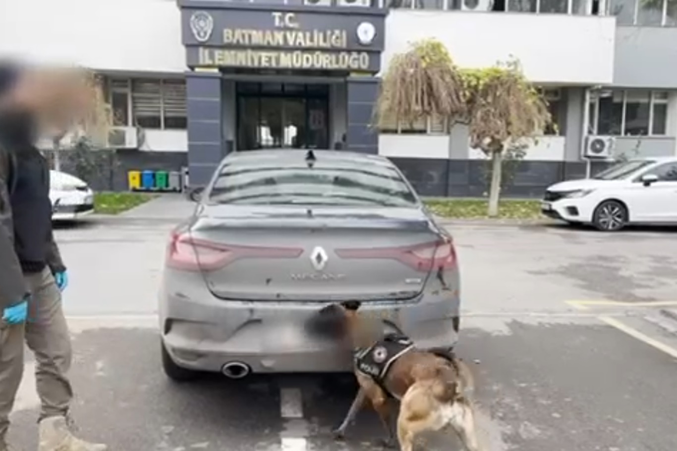 Batman'da durdurulan otomobilde 56 kilo toz esrar ele geçirildi