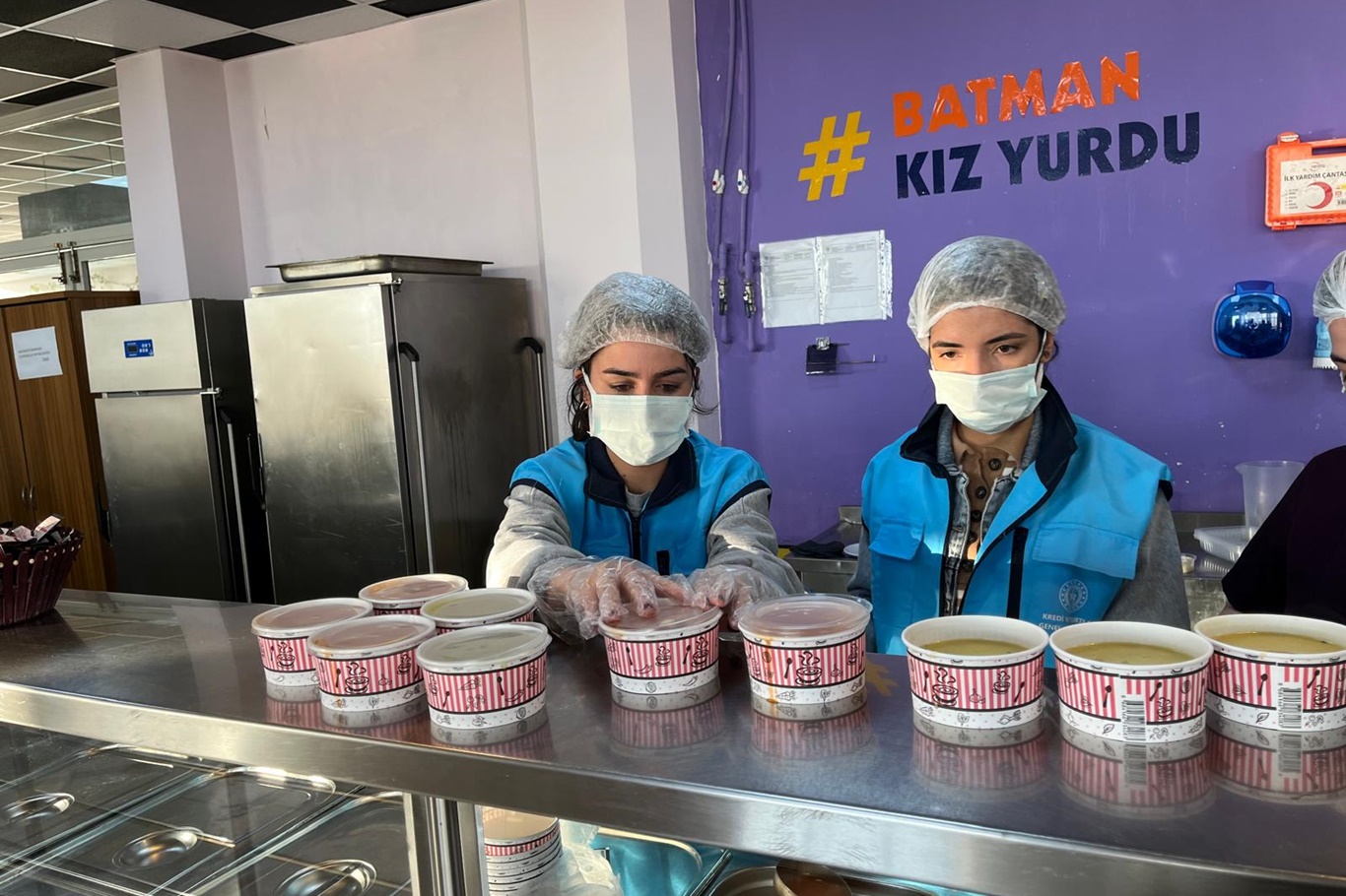 Batman kız yurdu öğrencilerinden ihtiyaç sahibi ailelere yemek desteği