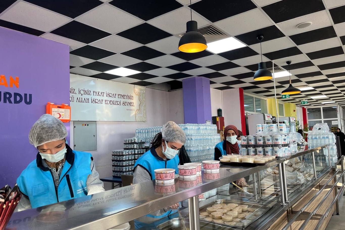 Batman kız yurdu öğrencilerinden ihtiyaç sahibi ailelere yemek desteği