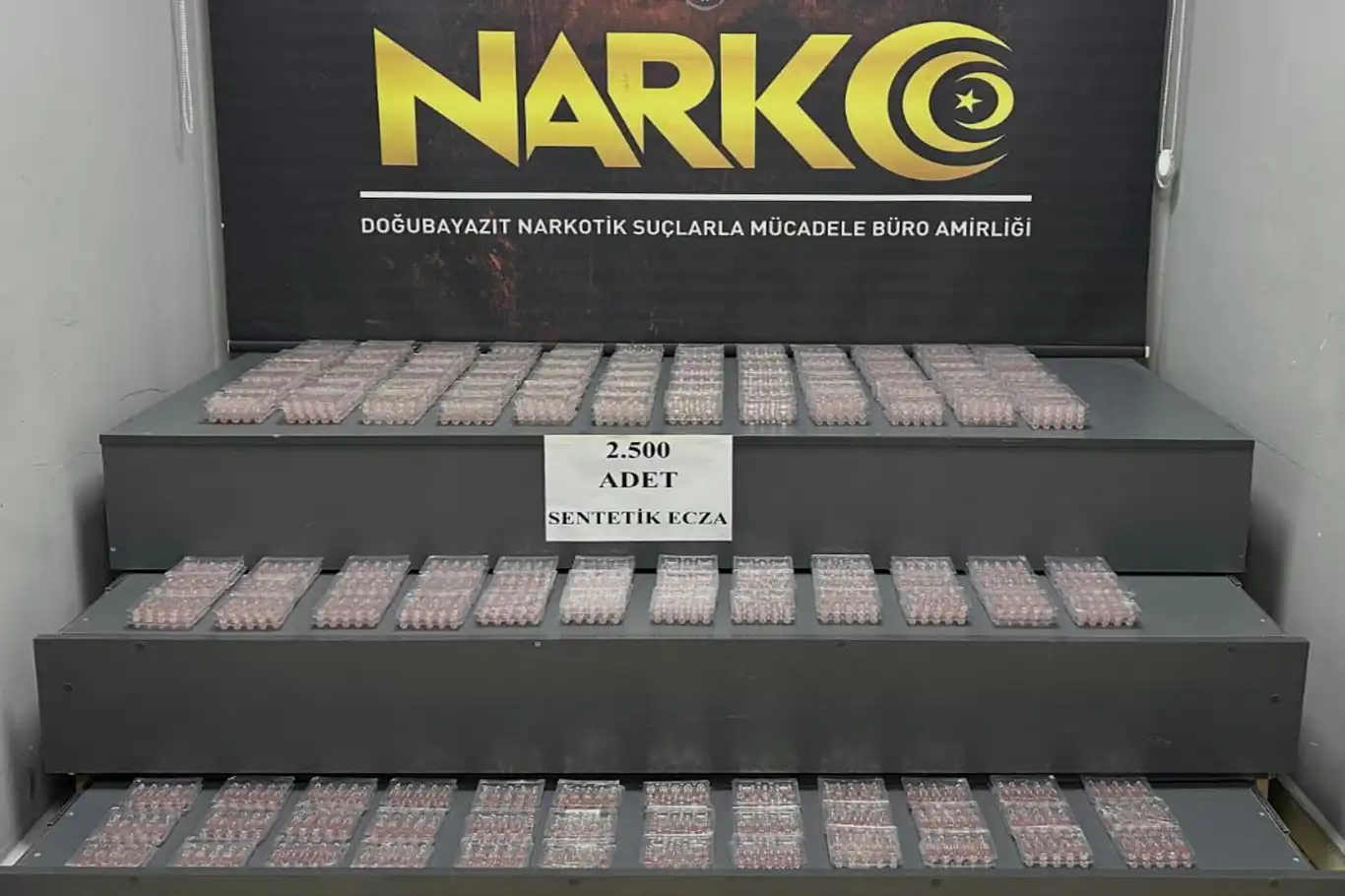 Ağrı'da durdurulan bir tırda yüklü miktarda sentetik ecza maddesi ele geçirildi