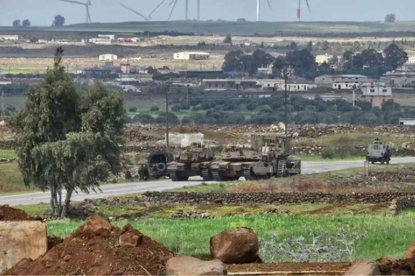 İşgal kuvvetleri, Suriye'nin sınır şehrine saldırılarını sürdürüyor