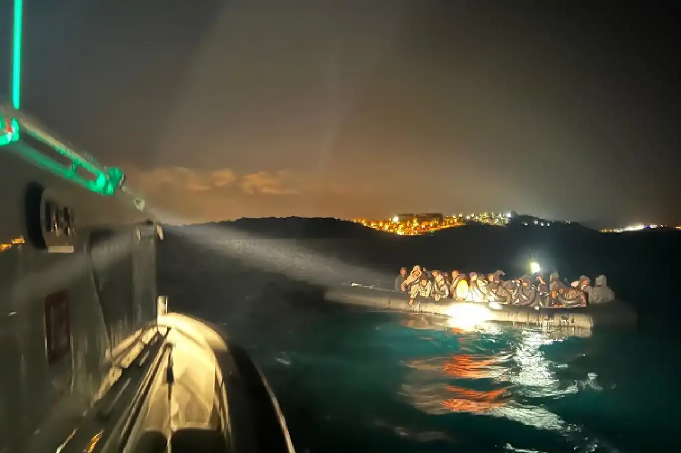 İzmir açıklarında 35 düzensiz göçmen kurtarıldı