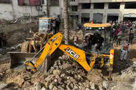 Cenazeyên 14 şehîdan ji bin kavilên xaniyekî li Xezzeyê hatin derxistin