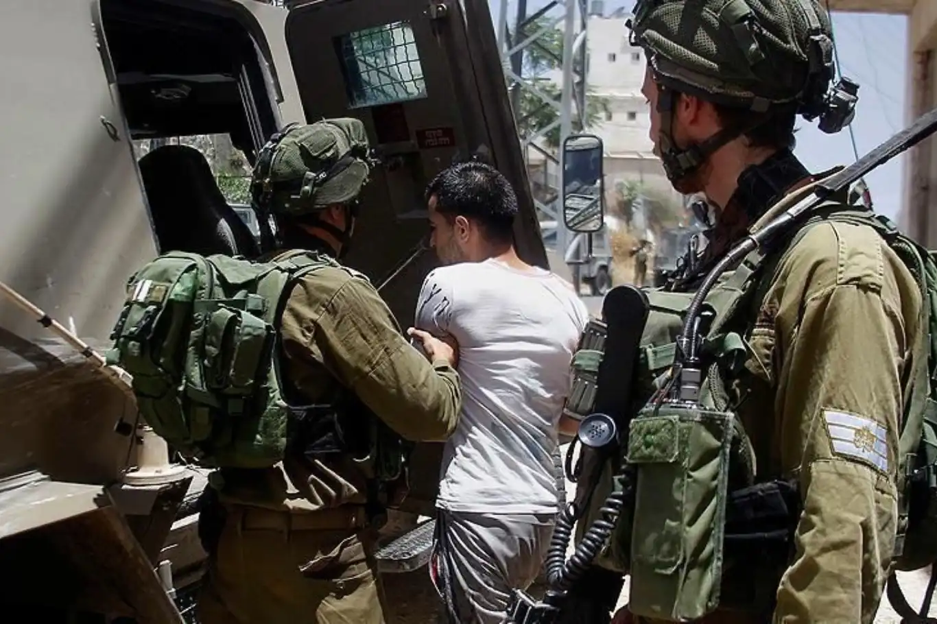 بينهم فتاة ومحررون..الاحتلال الصهيوني يعتقل ١٠ فلسطينيين في الضفة