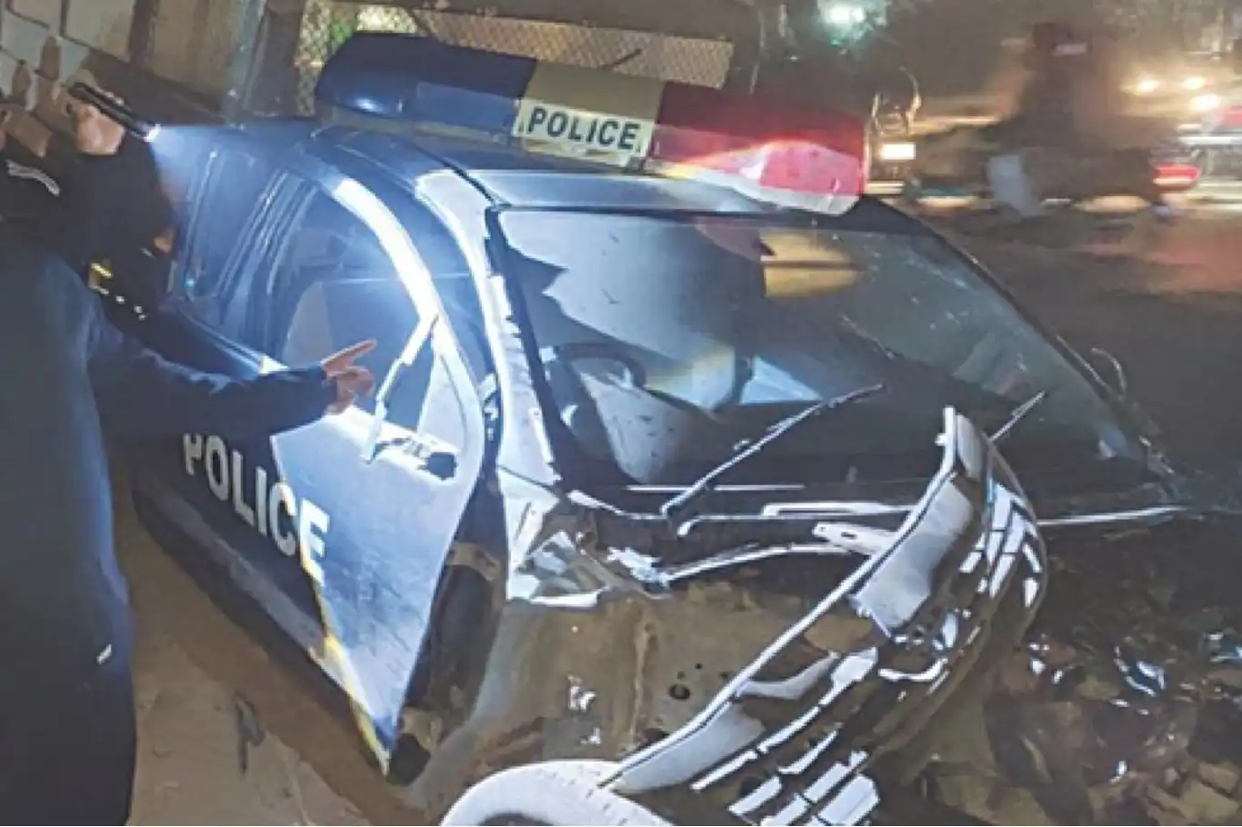 Pakistan'da polis aracı trenle çarpıştı: 2 ölü 3 yaralı