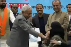 Hindistan'da skandal: Bihar Başbakanı Müslüman doktorun peçesini zorla açtı