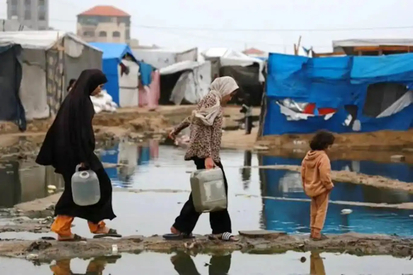 حەماس: نوقمبوونی چادرەکان و مردنی منداڵان لە غەززە درێژەی جەنگی جینۆسایدە