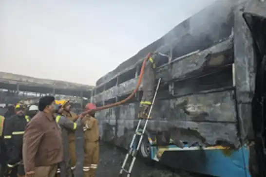 Hindistan'da zincirleme trafik kazası: 15 ölü 48 yaralı