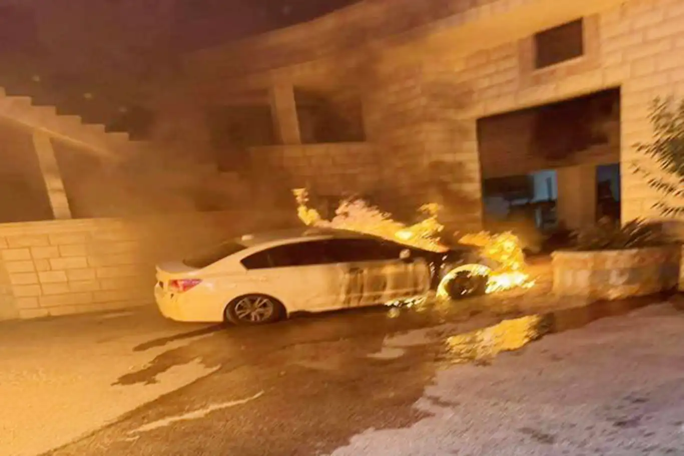 Batı Şeria'da Yahudi terörü: Filistinlilerin araçları ateşe verildi