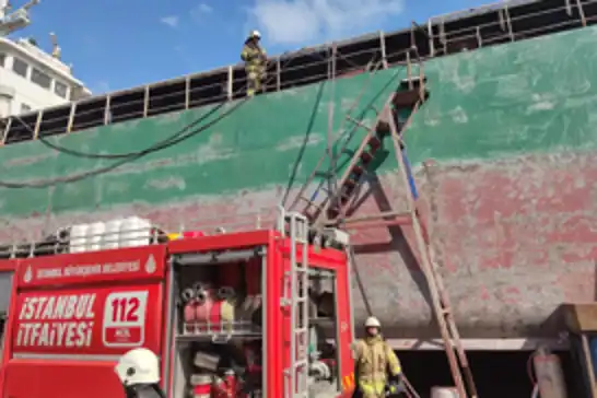 İstanbul’da tersanede gemi yangını