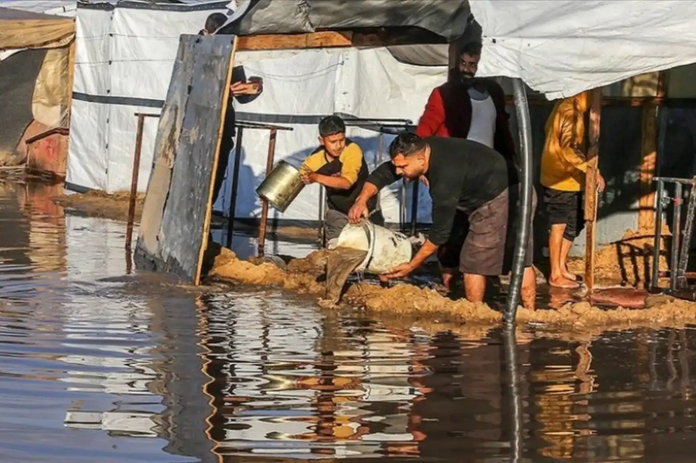 الشتاء يتحول إلى كابوس في غزة..غرق 53 ألف خيمة جراء المنخفضات الجوية