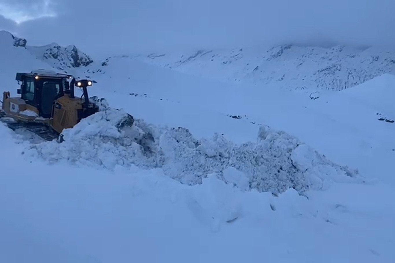 Şırnak’ta kar nedeniyle kapanan köy yolları için çalışmalar sürüyor